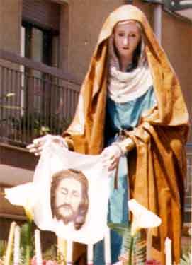 VERONICA SHOWS THE ICON